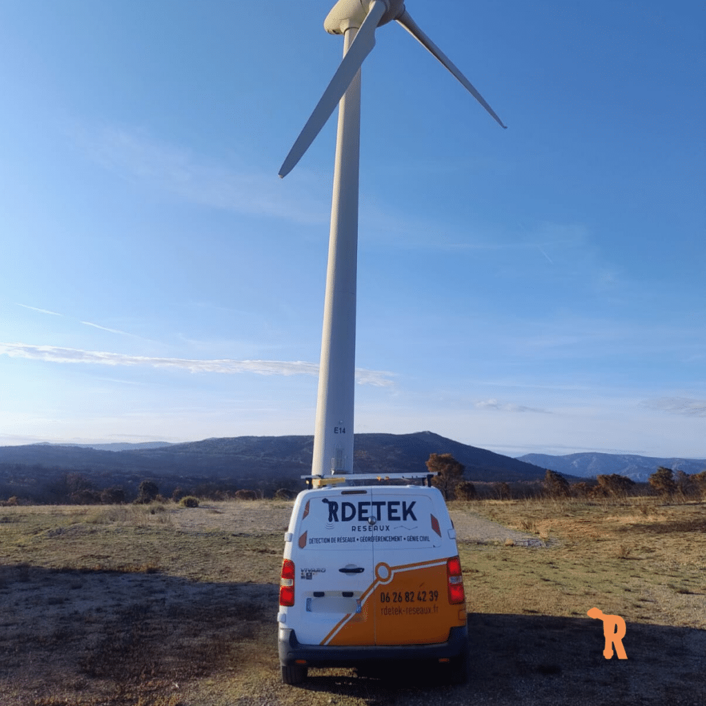 Détection de réseaux et géoréférencement par RDETEK Fourgon RDETEK RÉSEAUX devant une éolienne. Détection de réseaux, géoréférencement, génie civil. Tél: 06 26 82 42 39.