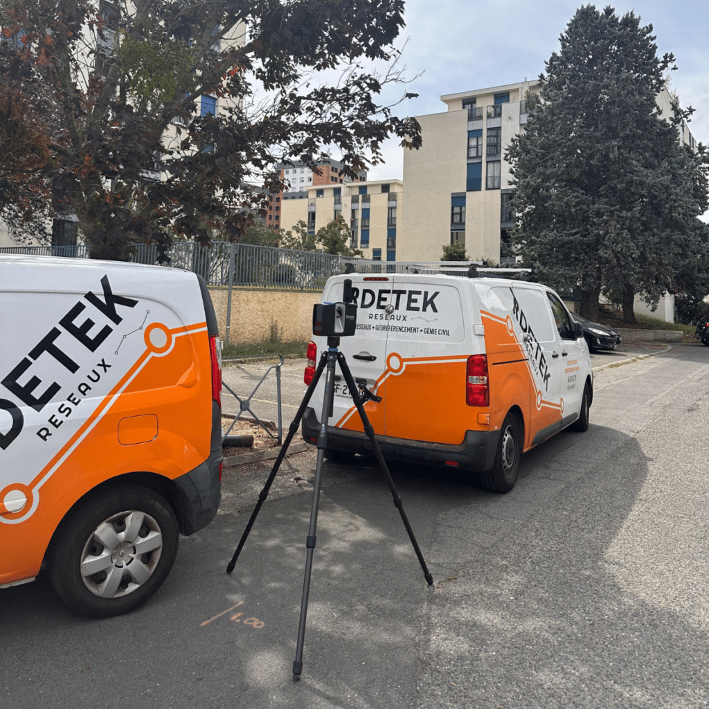 RDETEK Réseaux : Géoréférencement et Scanner 3D sur Site Scanner 3D RDETEK Réseaux devant des fourgons de géoréférencement et de génie civil en intervention urbaine.