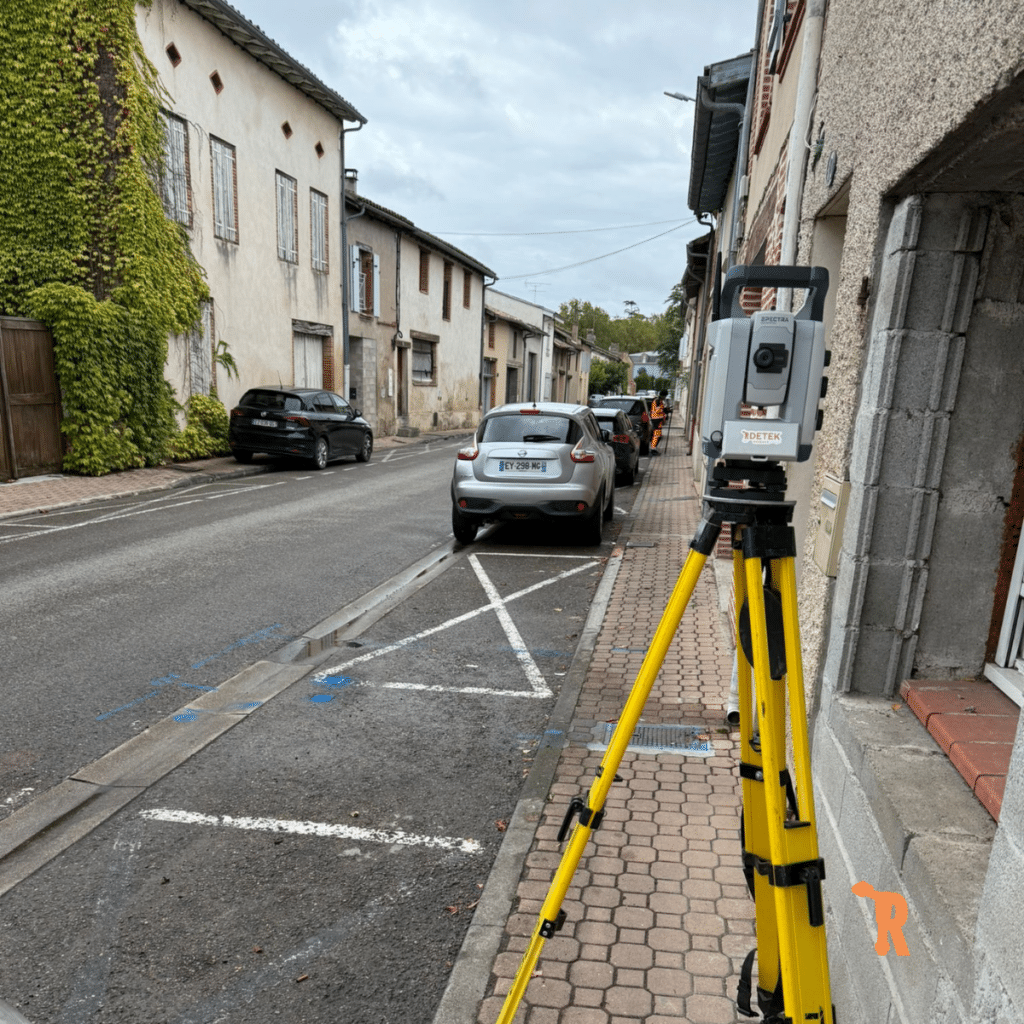 Relevé Topographique avec Station Totale Spectra RDETEK Station totale Spectra RDETEK sur trépied jaune pour un relevé topographique précis dans une rue urbaine.