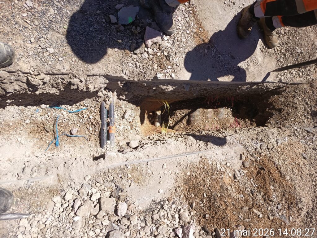 Travaux de Réseaux : Tranchée avec Conduits et Câbles Tranchée de réseaux avec conduits et câbles.Sondages destructifs