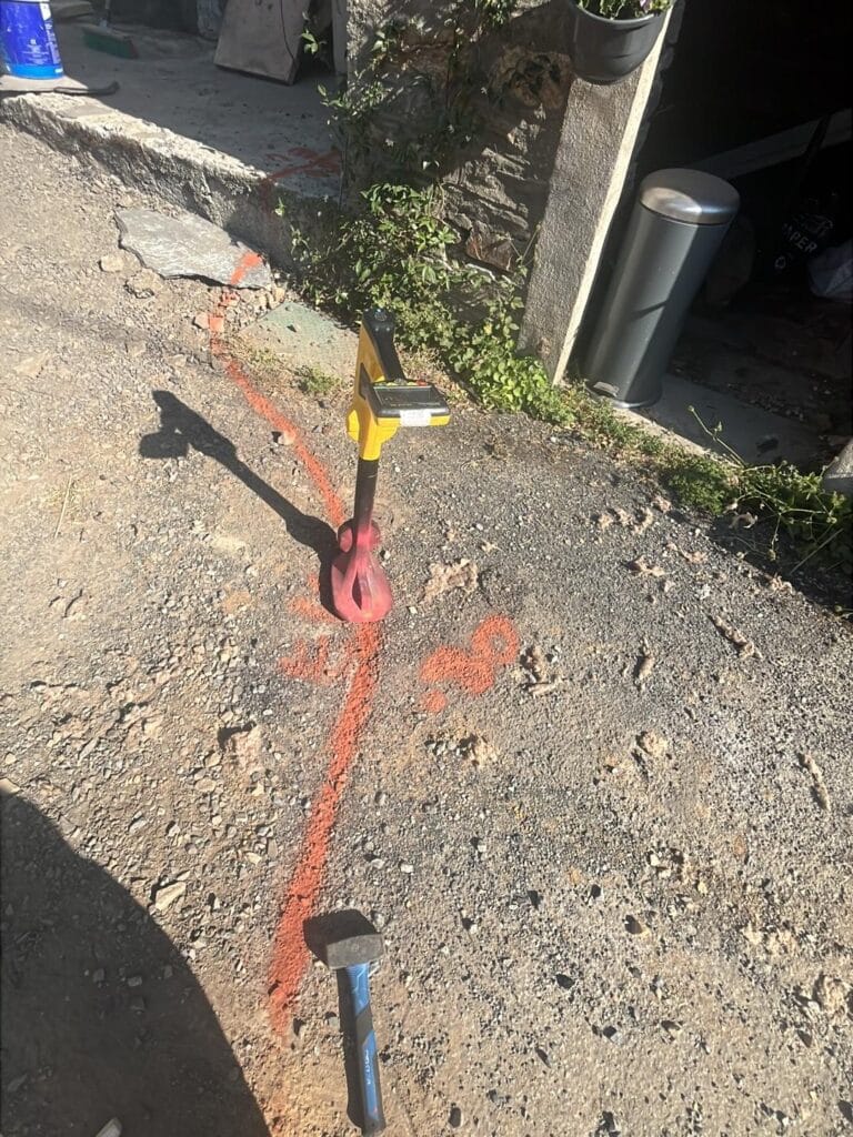 Détection de réseaux enterrés avec traceur de câbles Détecteur de réseaux marquage au sol vivax metrotech
