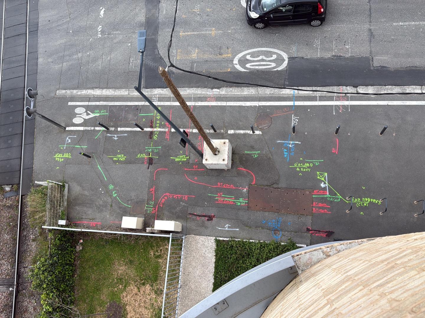 Marquage au sol travaux : réseaux et canalisations urbaines Marquages au sol colorés (GAZ, BT, FT/FO) pour réseaux urbains sur trottoir.